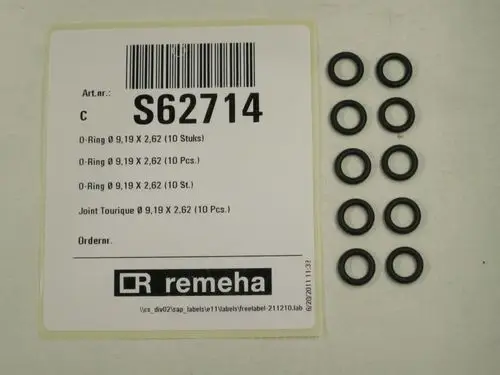 Schwarze O-Ringe auf einem Etikett von Remeha, mit zehn Stück in der Packung. Die O-Ringe sind in einer Reihe angeordnet und auf einem hellen Hintergrund platziert.